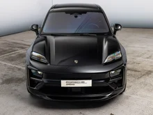 Porsche Macan Turbo in tiefschwarzmetallic