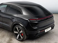 Porsche Macan Turbo in tiefschwarzmetallic