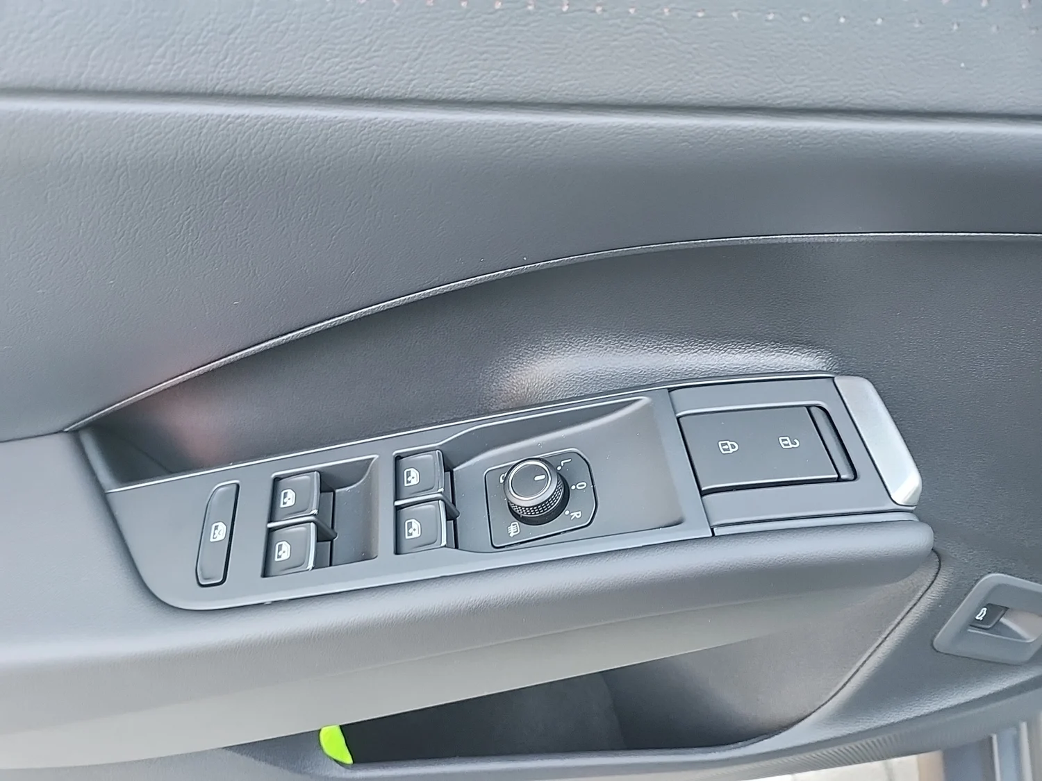 Bild eines T-Roc R-Line eTSI DSG