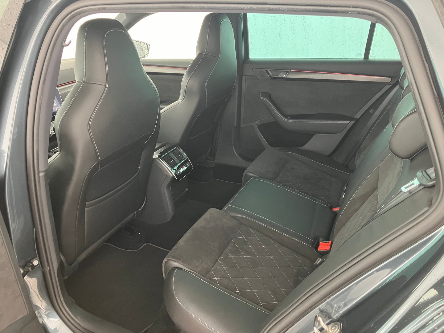 Škoda SUPERB Combi iV SPORTLINE DSG | Bild 15 von 19