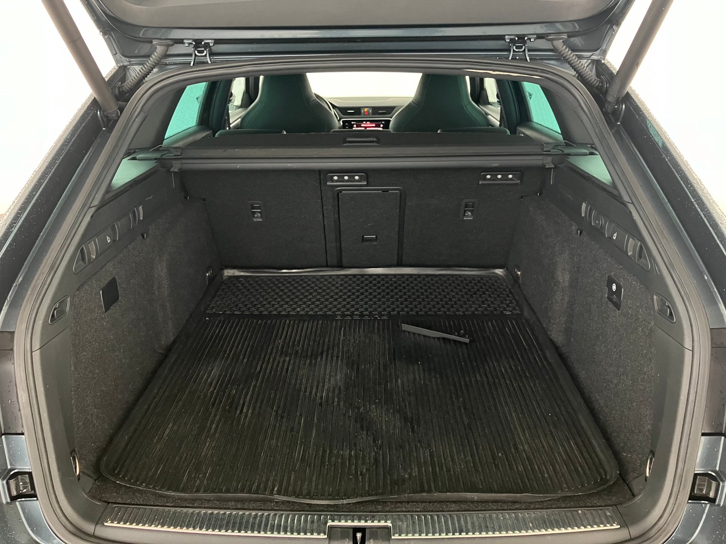 Škoda SUPERB Combi iV SPORTLINE DSG | Bild 16 von 19