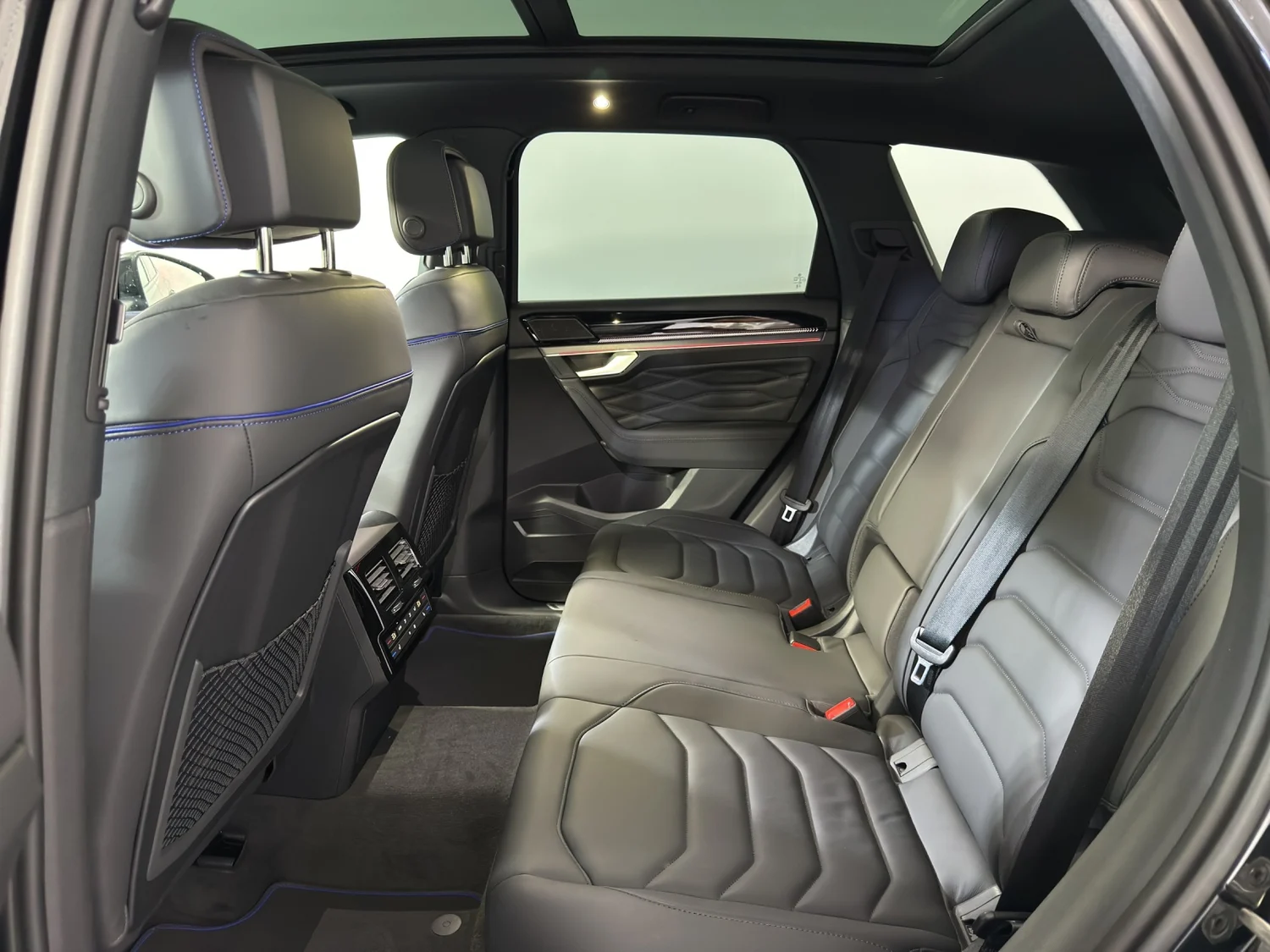 Bild eines VW Touareg R eHybrid TSI 4M. Final Edition