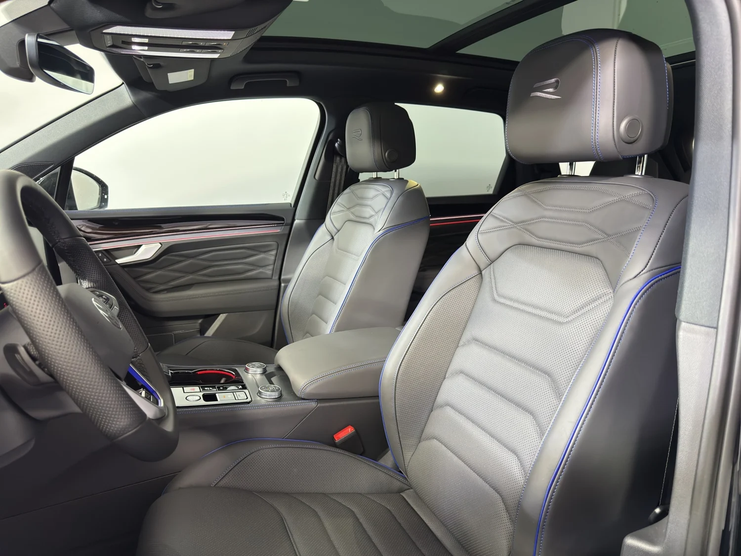 Bild eines VW Touareg R eHybrid TSI 4M. Final Edition