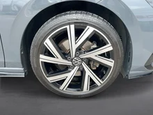 VW Golf Variant R-Line TDI DSG in Delfingrau Metallic