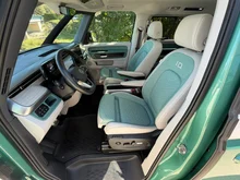 VW ID Buzz ID. Buzz Pro LR 210 kW in Candy Weiß / Bay Leaf Green Metallic