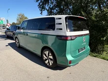VW ID Buzz ID. Buzz Pro LR 210 kW in Candy Weiß / Bay Leaf Green Metallic