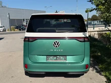 VW ID Buzz ID. Buzz Pro LR 210 kW in Candy Weiß / Bay Leaf Green Metallic