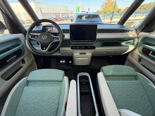 VW ID Buzz ID. Buzz Pro LR 210 kW in Candy Weiß / Bay Leaf Green Metallic