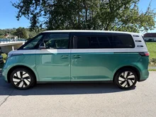VW ID Buzz ID. Buzz Pro LR 210 kW in Candy Weiß / Bay Leaf Green Metallic