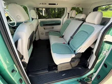 VW ID Buzz ID. Buzz Pro LR 210 kW in Candy Weiß / Bay Leaf Green Metallic