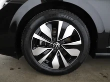 VW Golf Variant Life mHeV TSI DSG in GRENADILLSCHWARZ METALLIC