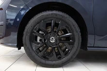 VW Multivan Business Plus eHybrid 180 kW 4M in Candyweiß / Starlight Blue Metallic