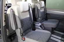 VW Multivan Business Plus eHybrid 180 kW 4M in Candyweiß / Starlight Blue Metallic