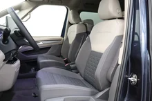 VW Multivan Business Plus eHybrid 180 kW 4M in Candyweiß / Starlight Blue Metallic