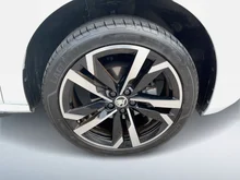 Škoda Kamiq Monte Carlo TSI in Moon-Weiß Metallic