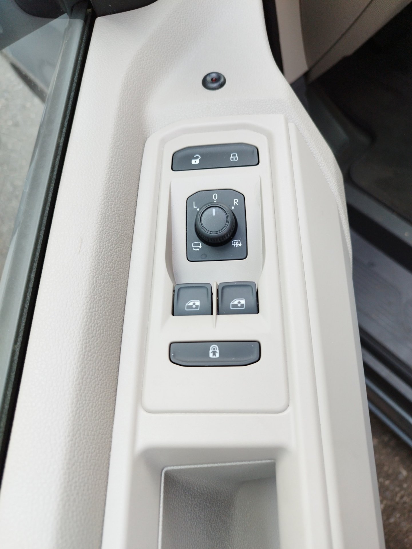 VW California Beach Camper eHyb. 180 kW 4M | Bild 18 von 25