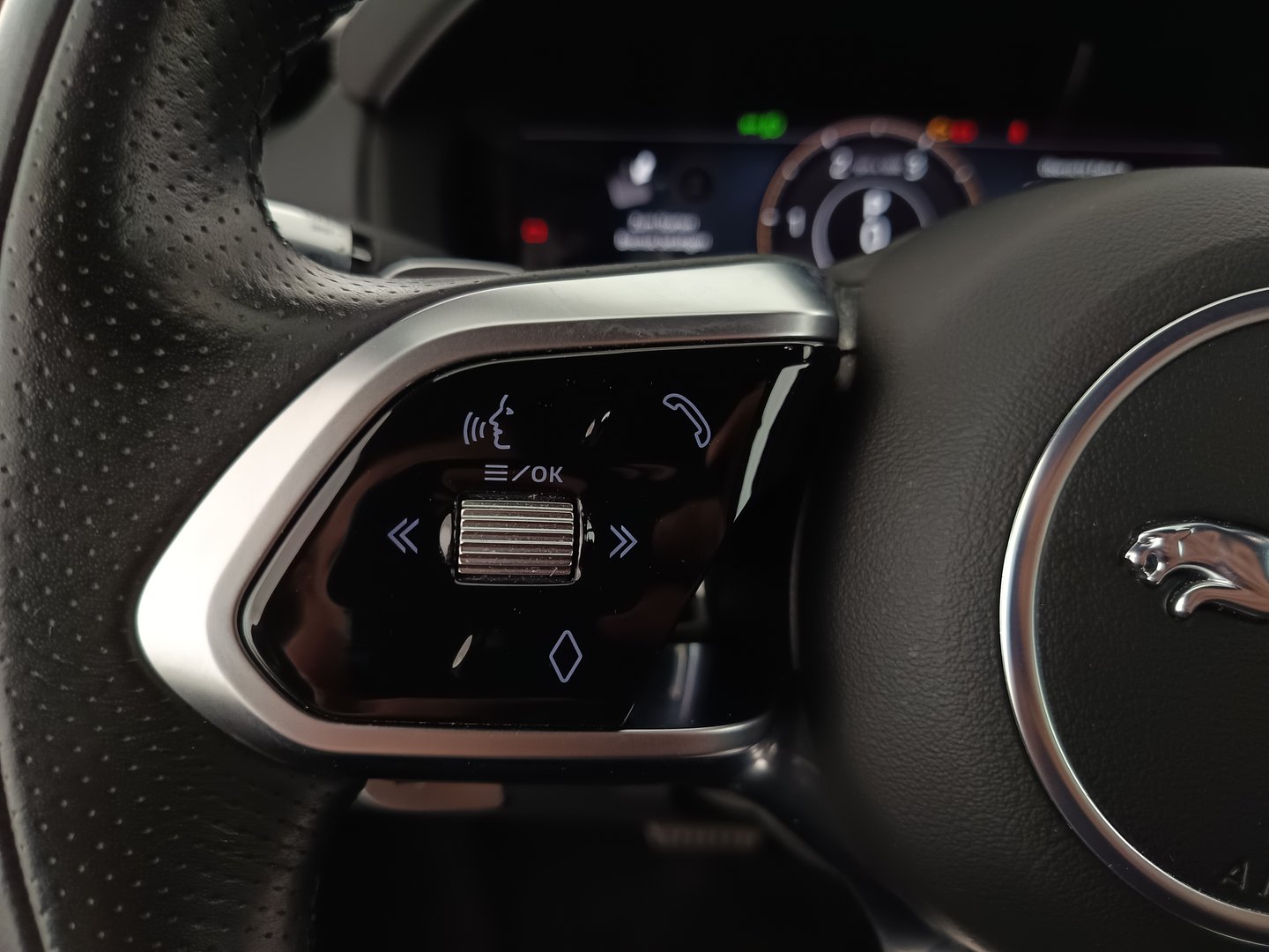 Jaguar XE D200 R-Dynamic Black Aut. | Bild 15 von 34