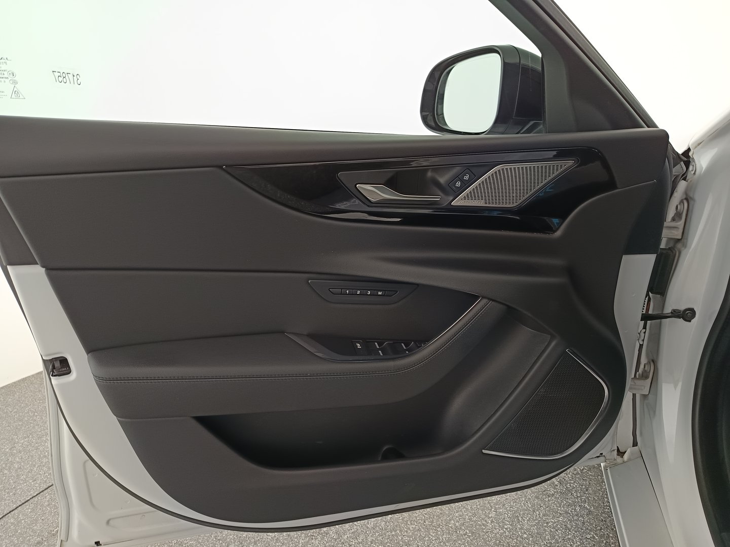 Jaguar XE D200 R-Dynamic Black Aut. | Bild 10 von 34