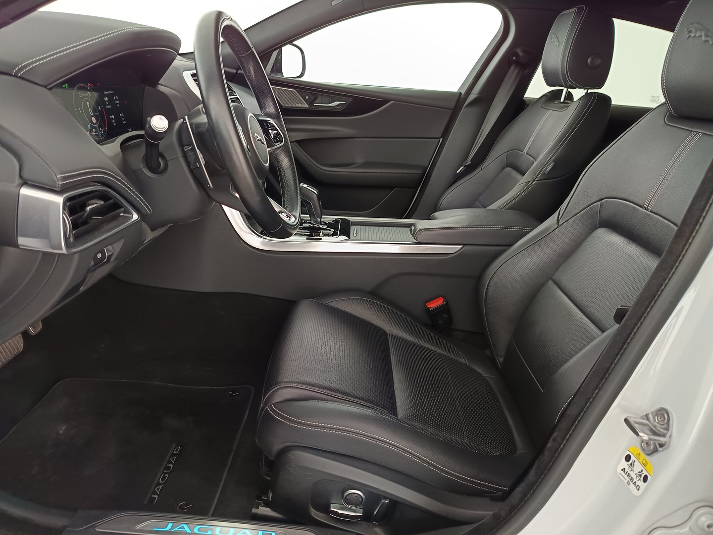 Jaguar XE D200 R-Dynamic Black Aut. | Bild 12 von 34