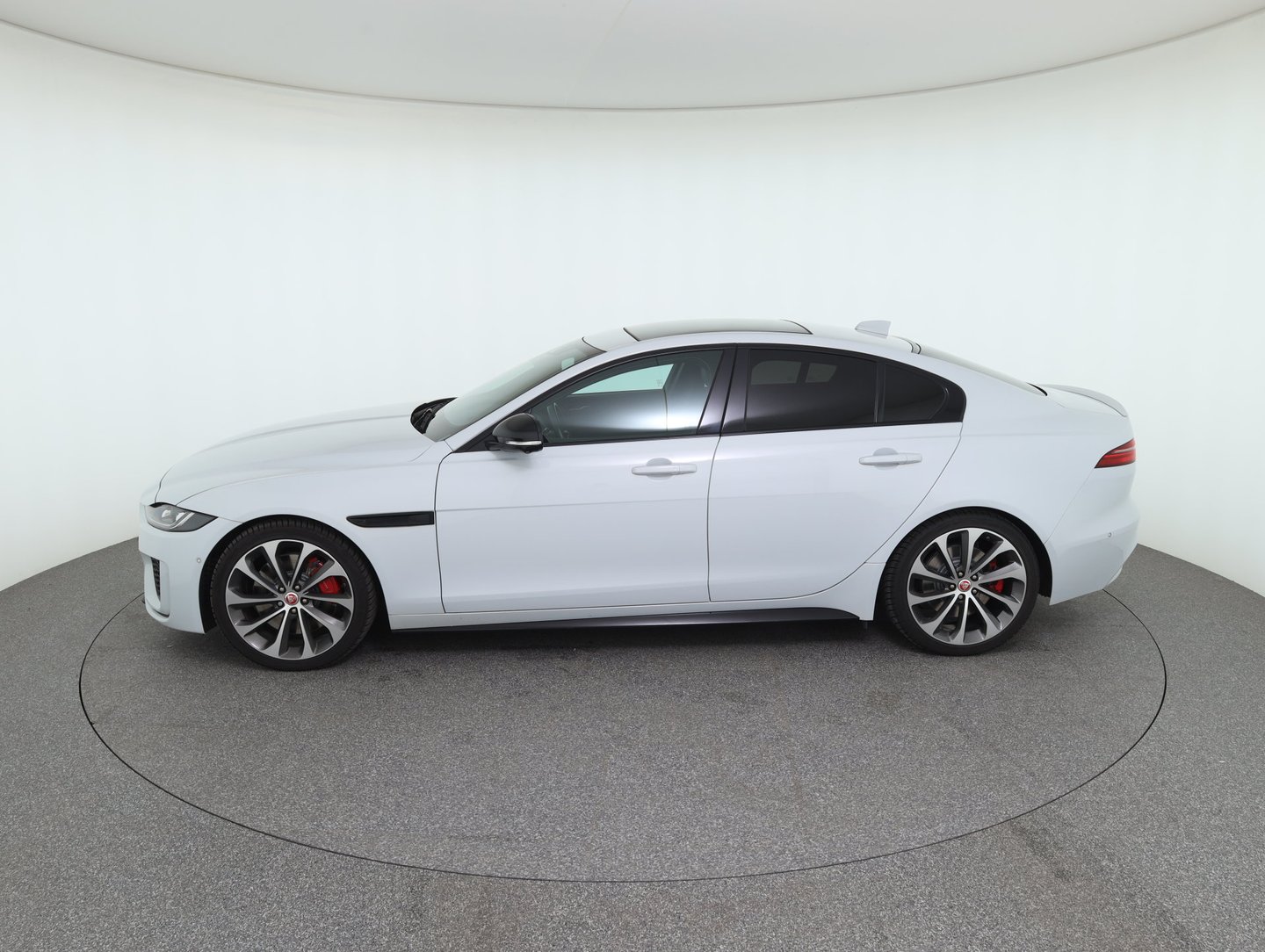 Jaguar XE D200 R-Dynamic Black Aut. | Bild 8 von 34