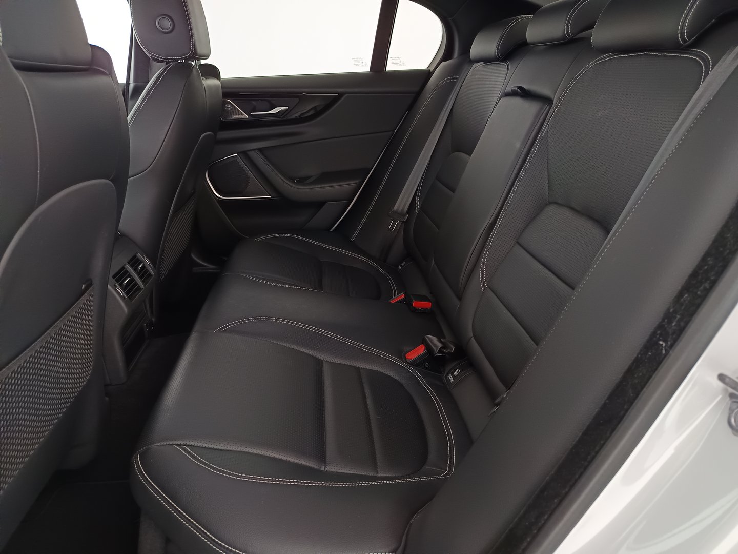 Jaguar XE D200 R-Dynamic Black Aut. | Bild 28 von 34