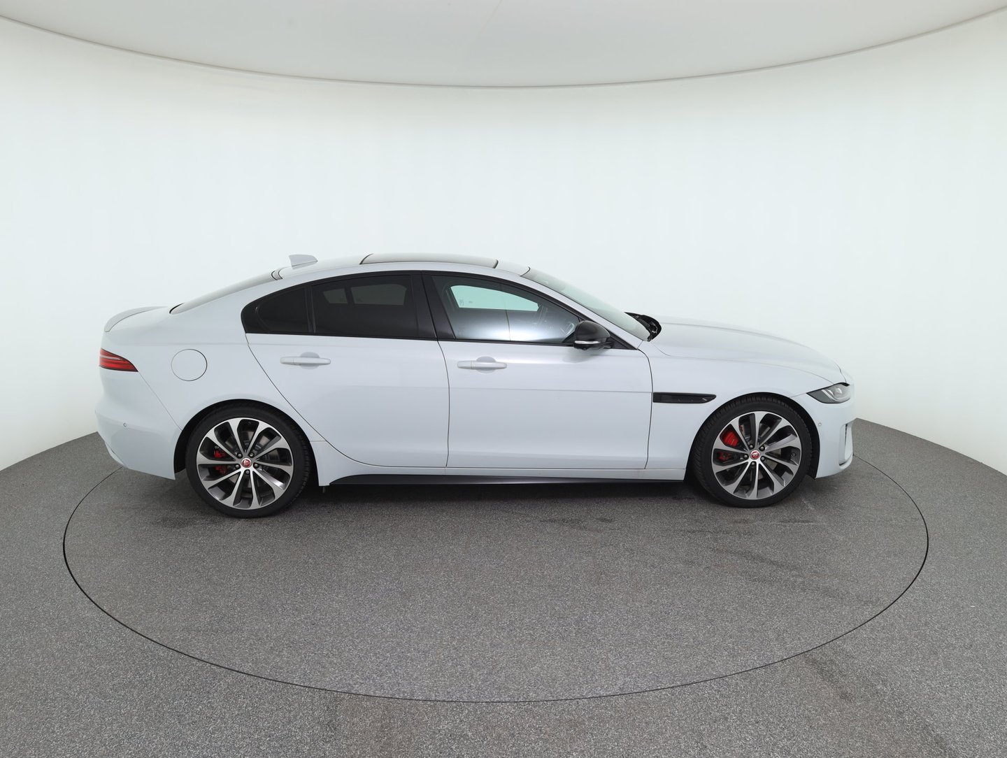 Jaguar XE D200 R-Dynamic Black Aut. | Bild 4 von 34