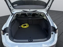 VW Passat Variant Business eHybrid 150kW in Pure White