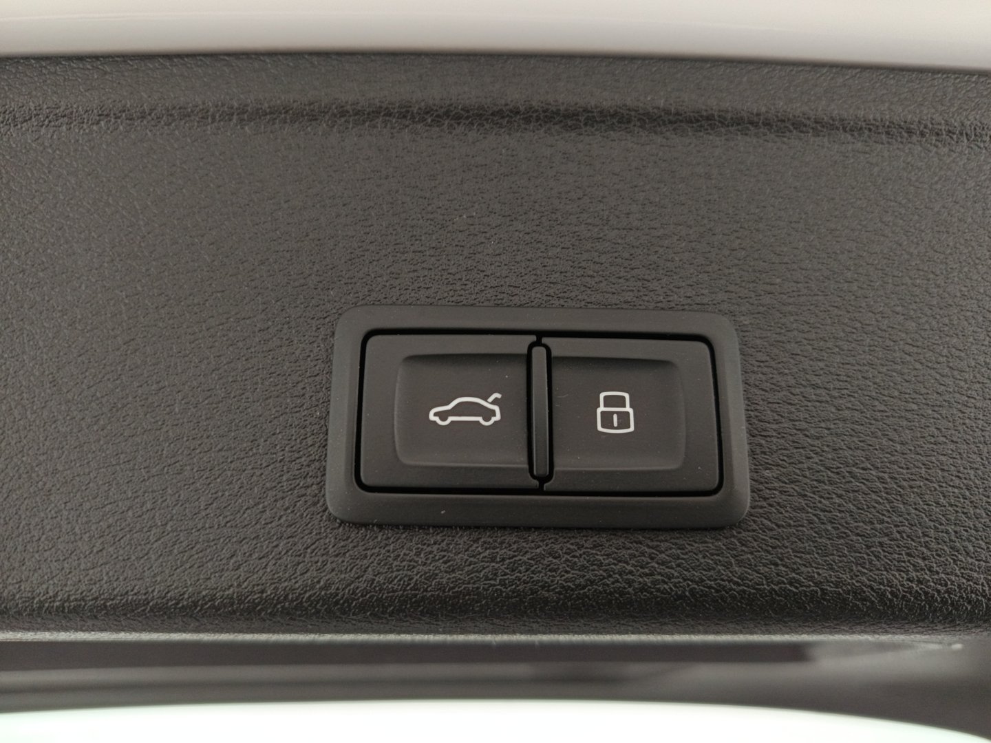 Audi A4 Avant 30 TDI advanced | Bild 31 von 33