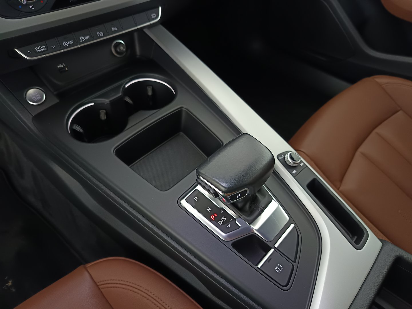 Audi A4 Avant 30 TDI advanced | Bild 28 von 33