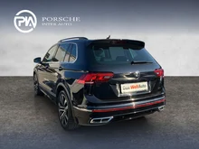 VW Tiguan R-Line TSI DSG in Deep Black Perleffekt
