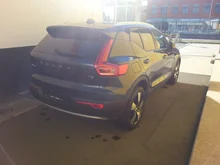 Volvo XC40 T3 Momentum Pro Geartronic in blau