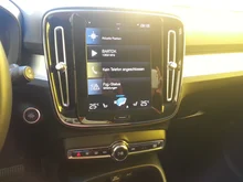 Volvo XC40 T3 Momentum Pro Geartronic in blau
