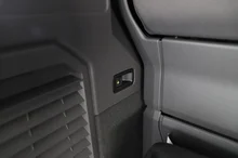 VW Multivan eHybrid 180 kW 4MOTION in Deepblack Perleffekt