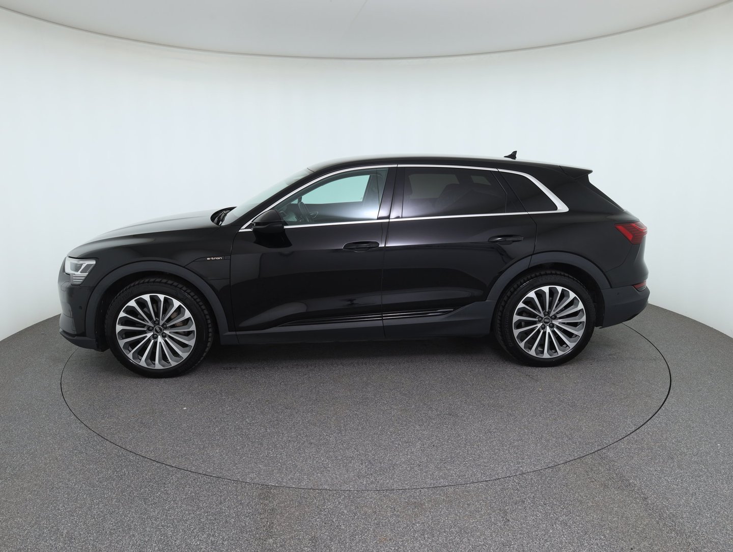 Audi e-tron 55 quattro 300 kW Business | Bild 8 von 32