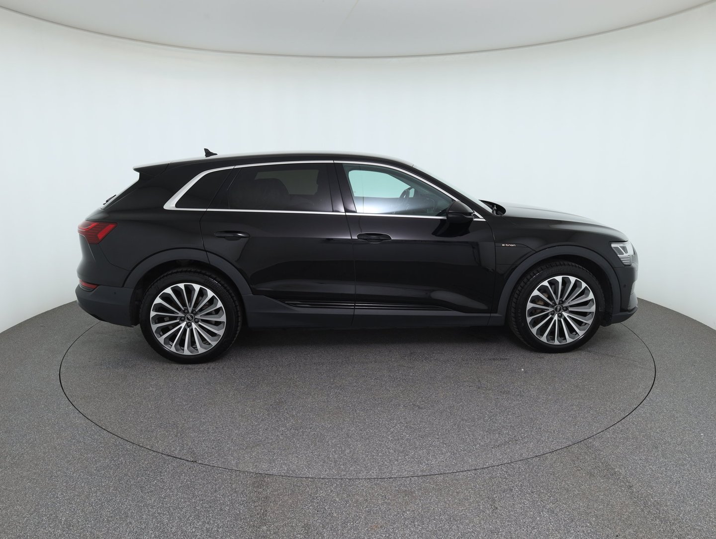 Audi e-tron 55 quattro 300 kW Business | Bild 4 von 32