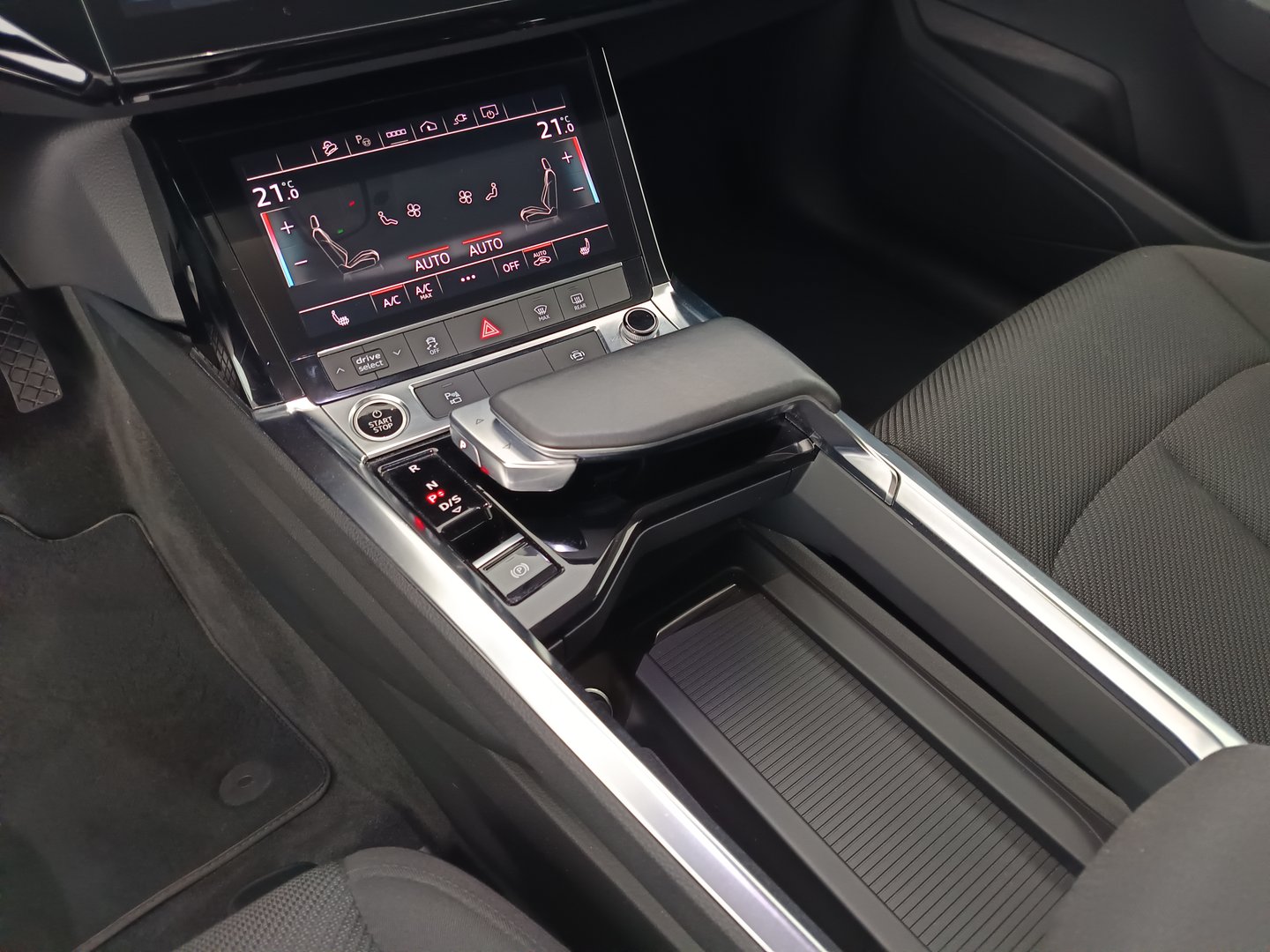 Audi e-tron 55 quattro 300 kW Business | Bild 26 von 32