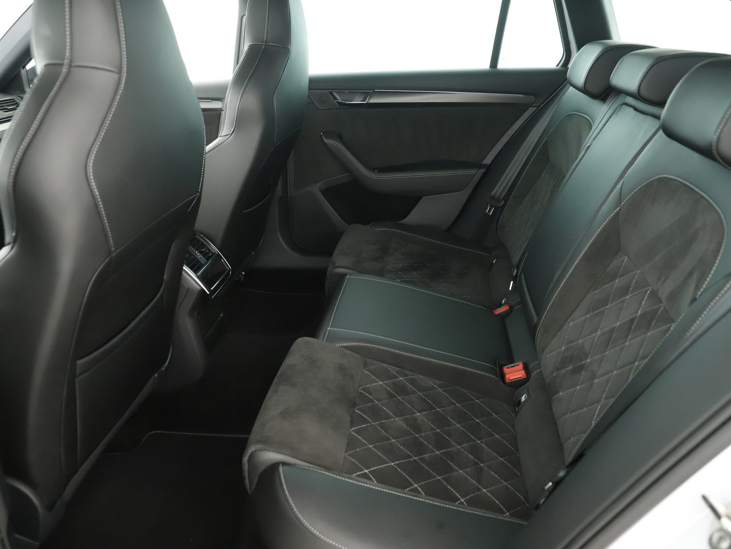 Škoda SUPERB Combi iV SPORTLINE DSG | Bild 15 von 22