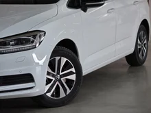 VW Touran Comfortline BMT TSI EVO in PURE WHITE
