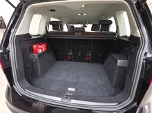 VW Touran TDI in schwarz - metallic-perleffektno