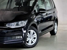 VW Touran TDI in schwarz - metallic-perleffektno