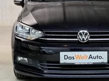 VW Touran TDI in schwarz - metallic-perleffektno