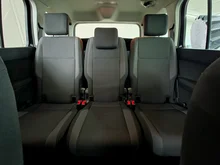 VW Touran TDI in schwarz - metallic-perleffektno