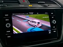 VW Touran TDI in schwarz - metallic-perleffektno