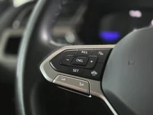 VW Touran TDI in schwarz - metallic-perleffektno