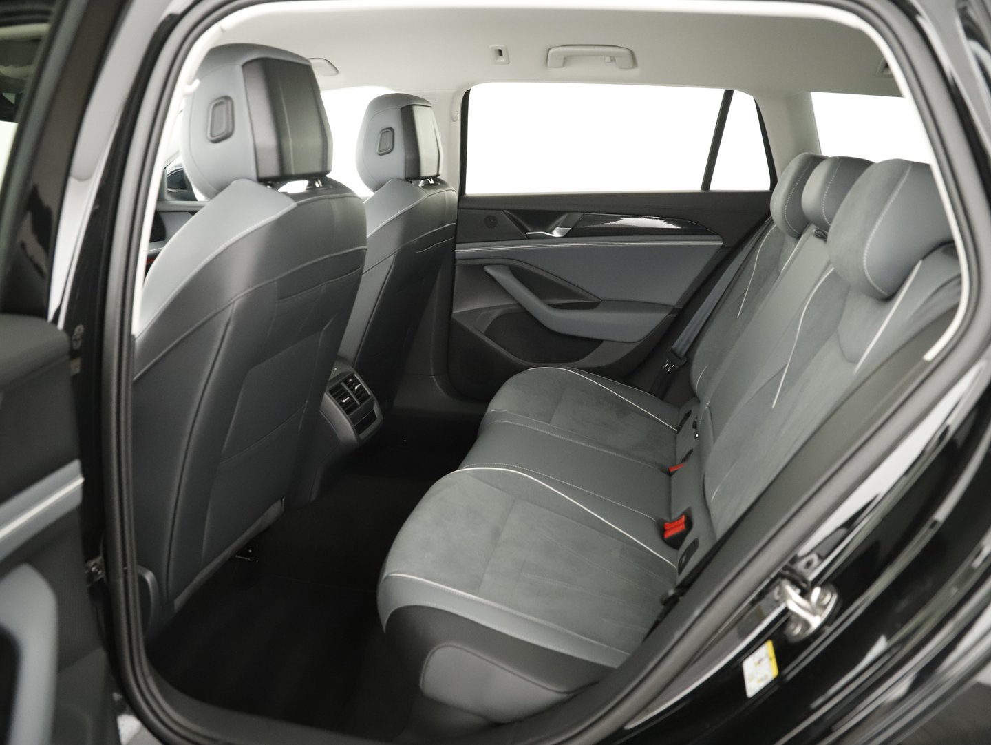 VW Passat Variant Business eTSI DSG | Bild 20 von 24