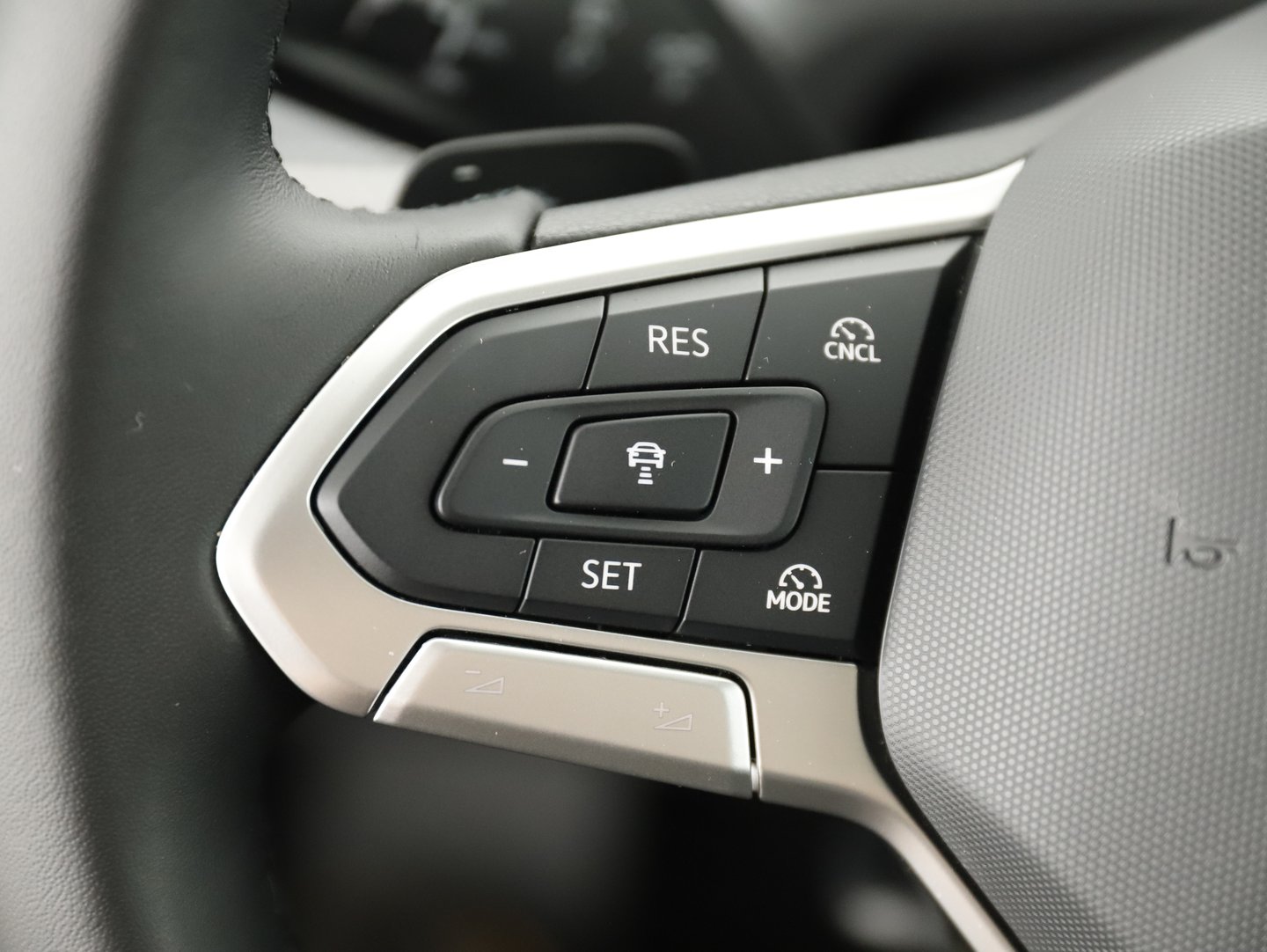 VW Passat Variant Business eTSI DSG | Bild 13 von 24