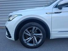 VW Tiguan Allspace R-Line TDI 4MOTION DSG in Oryxweiß Perlmutteffekt
