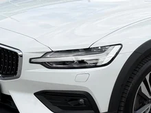 Volvo V60 Cross Country Pro AWD in weiß