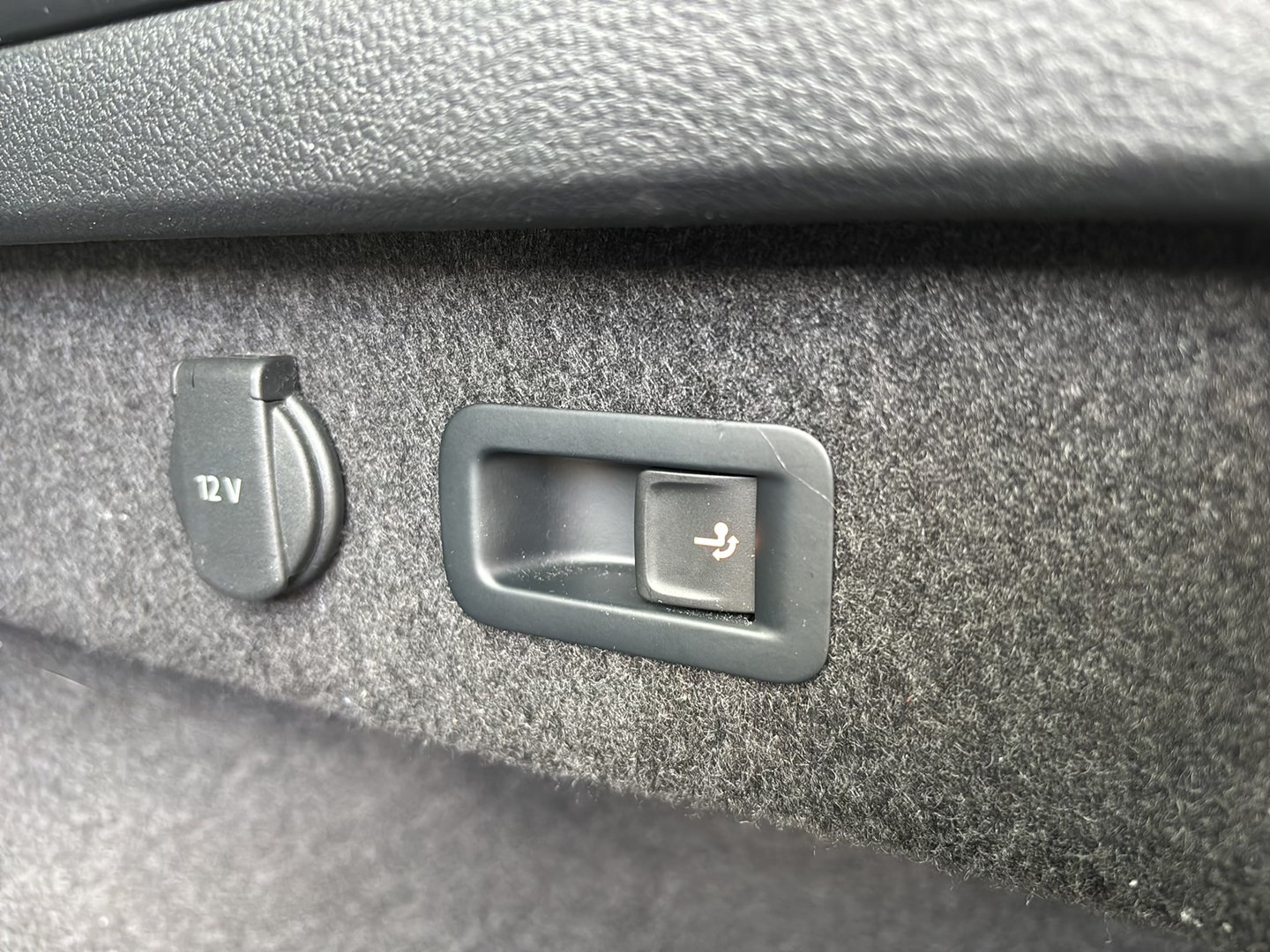 VW Passat Variant Elegance TDI DSG | Bild 27 von 31