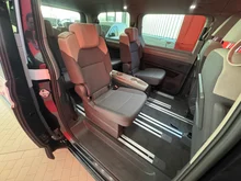 VW Multivan Business ÜH eHybrid 180 kW 4M in Candyweiß / Starlight Blue Metallic